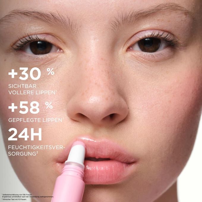 Eine Frau beim Auftragen des Clarins Plumping Lip Perfectors &ndash; f&uuml;r sichtbar vollere, gepflegte Lippen und 24H-Feuchtigkeitswirkung