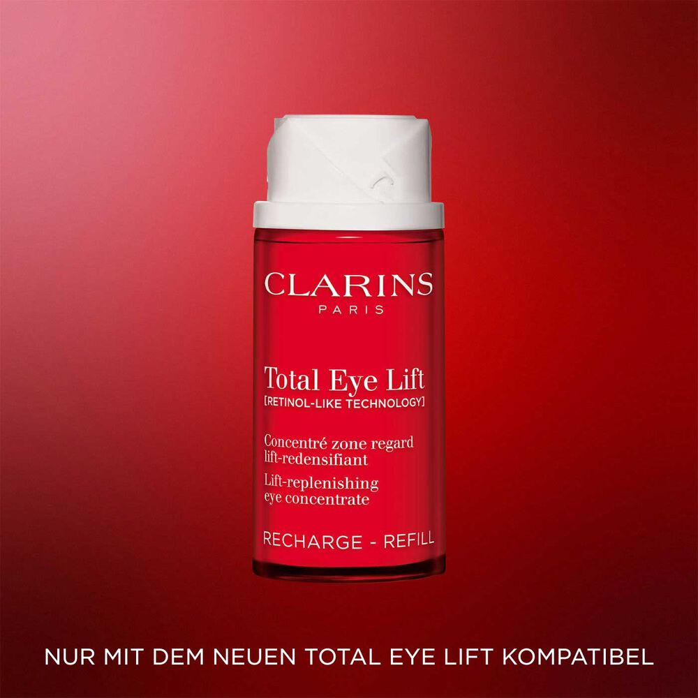 Clarins Total Eye Lift Anti-Aging-Augencreme-Refill auf dunkelrotem Hintergrund, die das nachhaltige Design  hervorhebt