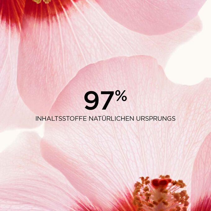 Zwei Hibiskusblüten, mit Textinfo, dass 97 % der Inhaltsstoffe des Körperserums natürlichen Ursprungs sind.