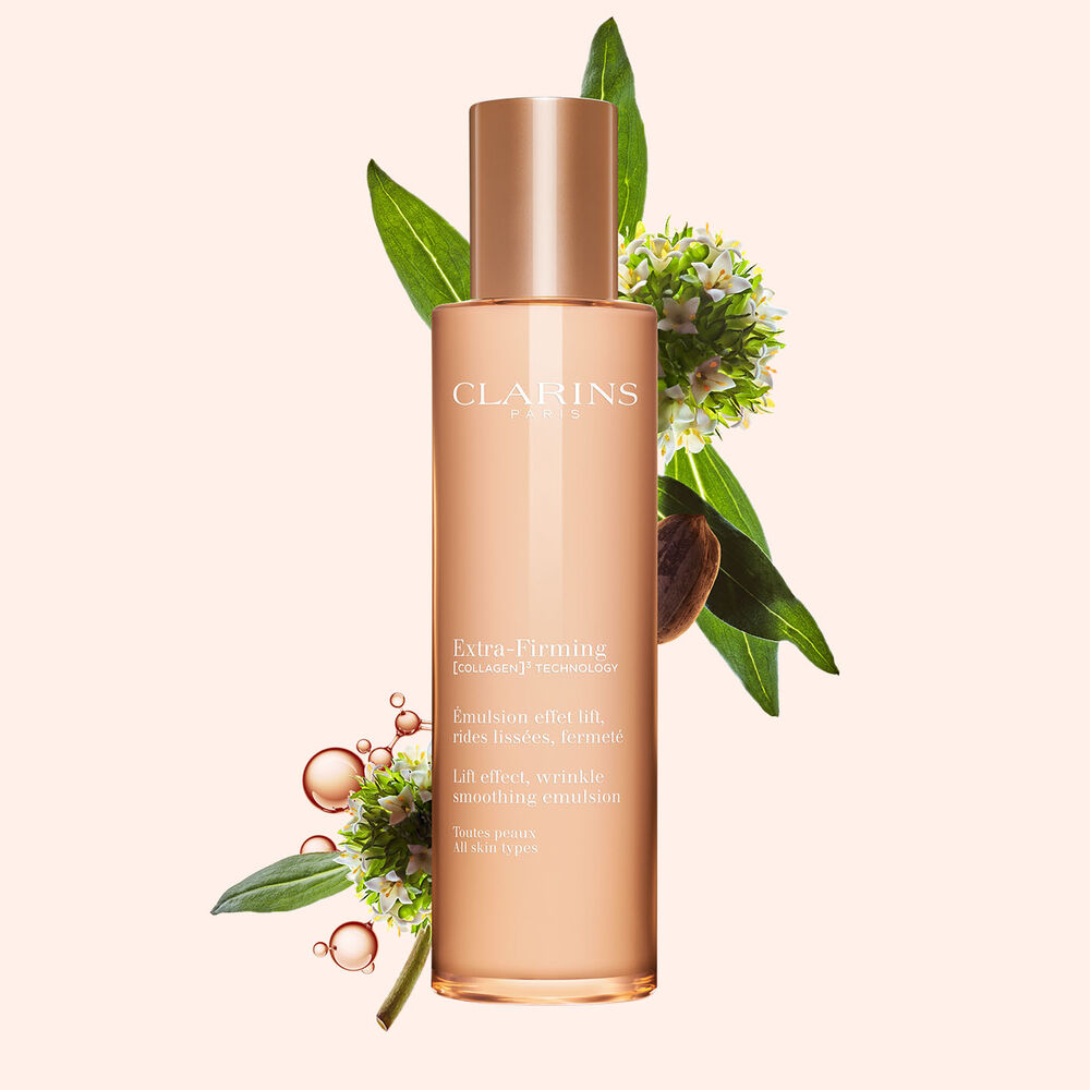 Flakon der Clarins Extra Firming Emulsion vor Mitracarpus-Pflanze, Pekansamen und Kollagenmolekül