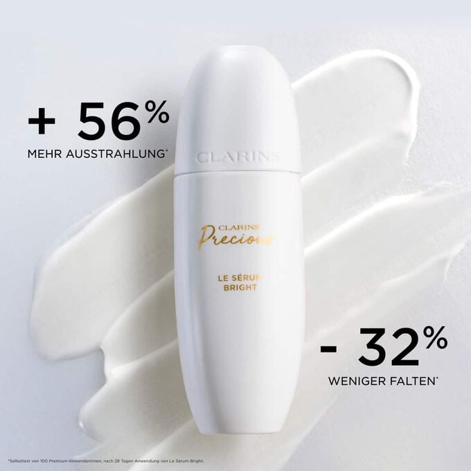 Packshot des Clarins Precious Brightening Serums auf strukturiertem Hintergrund, der seine Wirkung auf die Hautausstrahlung und die Reduzierung von Falten hervorhebt.