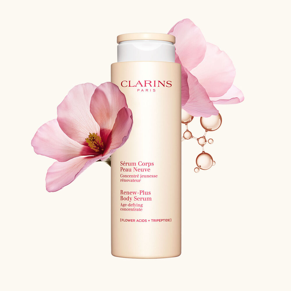 Flakon Clarins Serum Corps Peau Neuve inmitten Blüten und einem Kollagen-Molekül auf beigem Hintergrund