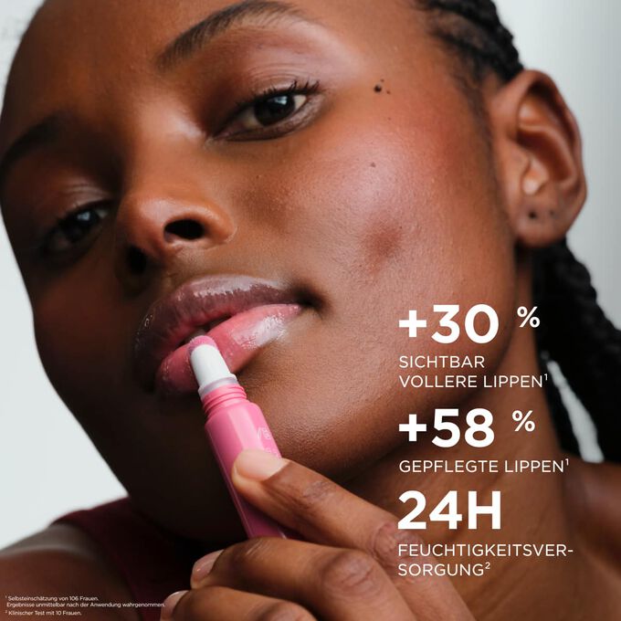 Eine Frau beim Auftragen des Clarins Plumping Lip Perfectors &ndash; f&uuml;r sichtbar vollere, gepflegte Lippen und 24H-Feuchtigkeitswirkung