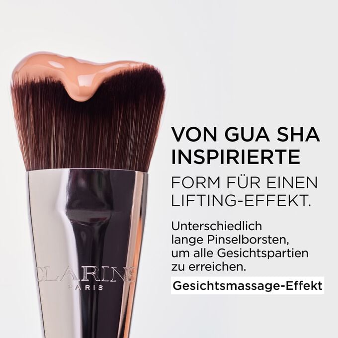 Fokus auf den Pinsel der Double Serum Foundation mit unterschiedlich langen Pinselborsten, um alle Gesichtspartien zu erreichen und einen Gesichtsmassage-Effekt zu erzielen