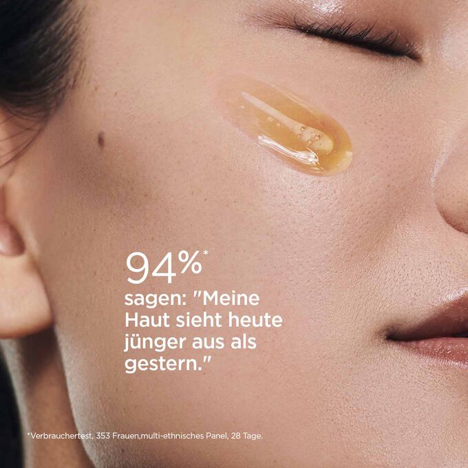 Frauenwange mit Texturkleck und Aussage von 353 Testerinnen: "Meine Haut sieht heute jünger aus als gestern."