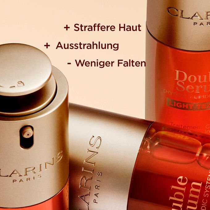 3 Flakons von Clarins Double Serum Light Texture und Text der die Festigkeit, Ausstrahlung und Faltenreduzierung hervorhebt.