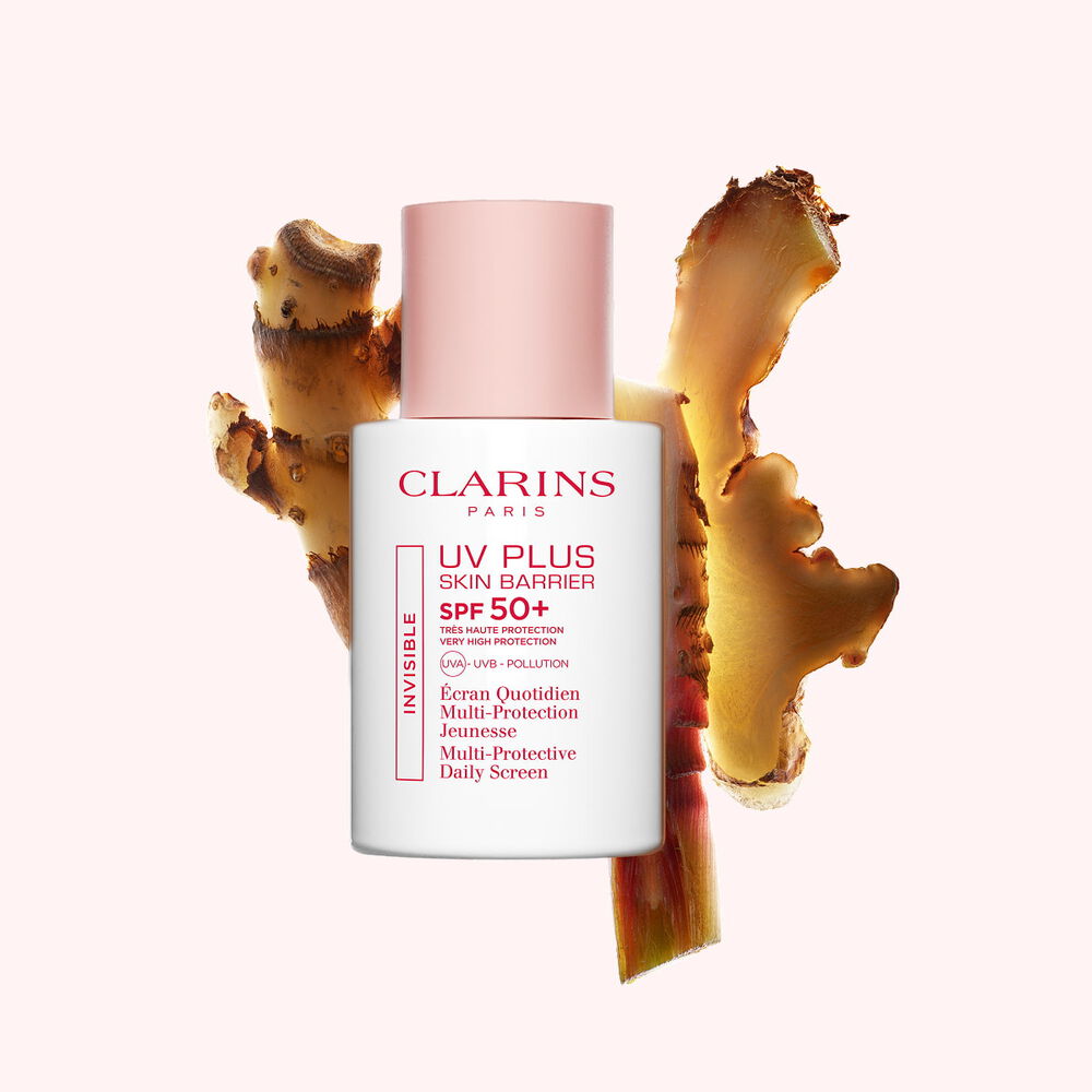 Packshot des Sunblockers Clarins UV Plus Daily Screen vor Ingwerscheiben, die dessen wichtigsten nat&uuml;rlichen Inhaltsstoff hervorheben.
