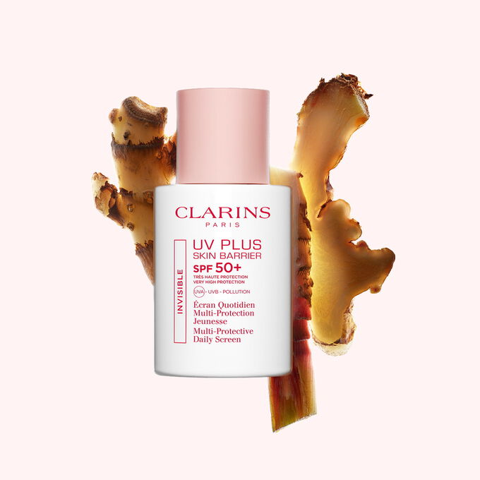 Packshot des Sunblockers Clarins UV Plus Daily Screen vor Ingwerscheiben, die dessen wichtigsten nat&uuml;rlichen Inhaltsstoff hervorheben.