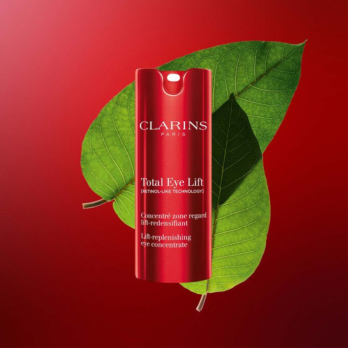 Clarins Total Eye Lift Anti-Aging Augencreme mit Haronga-Blättern auf dunkelroten Hintergrund