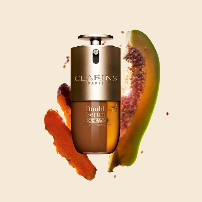 Packshot der Clarins Double Serum Foundation, die f&uuml;r jeden Hautton erh&auml;ltlich ist, mit den Hauptinhaltsstoffen Curcuma und Papain