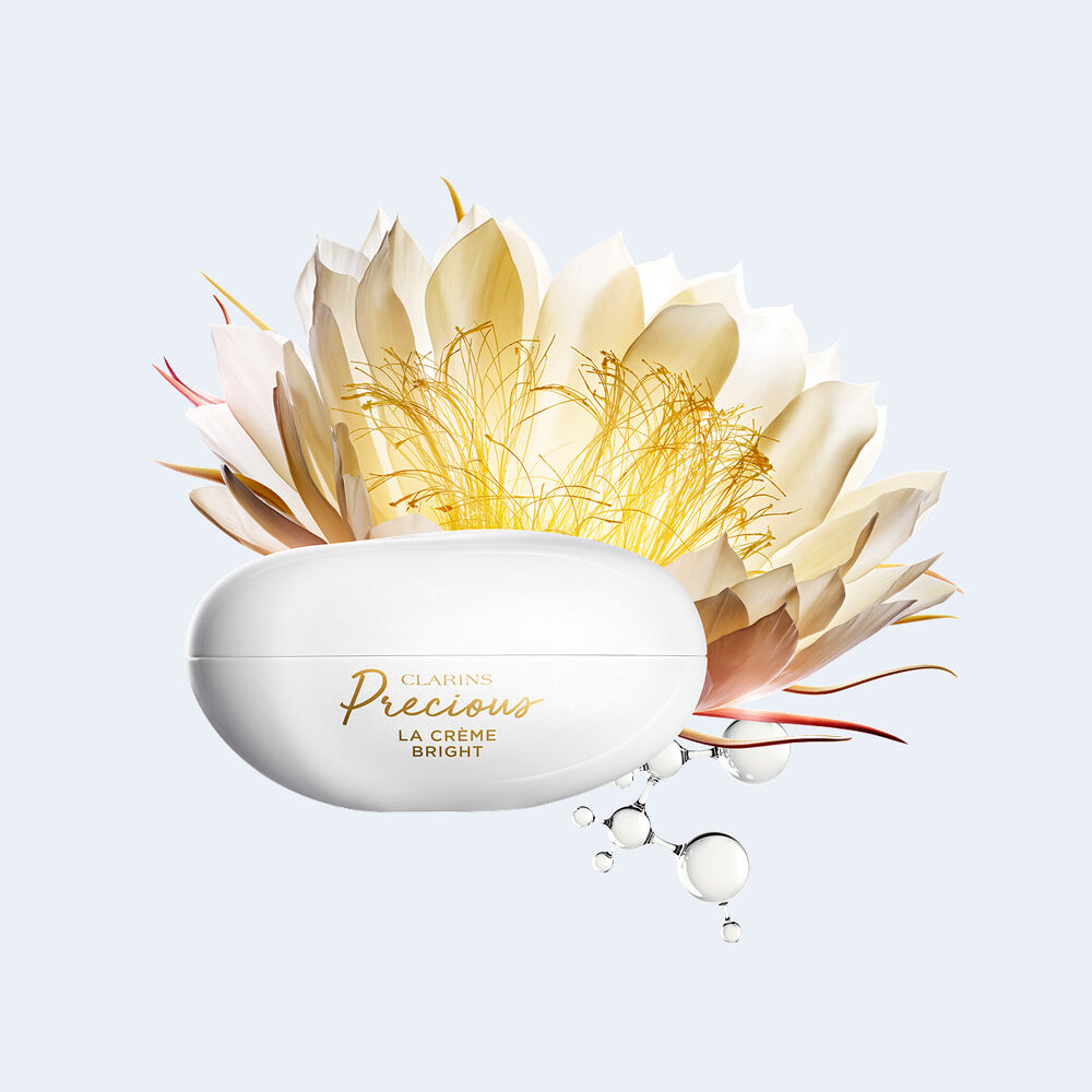 Produktaufnahme der Clarins Precious Bright Cream, umgeben von K&ouml;nigin der Nacht und Peptid-Molek&uuml;len, zur Veranschaulichung der wichtigsten Anti-Aging-Wirkstoffe.