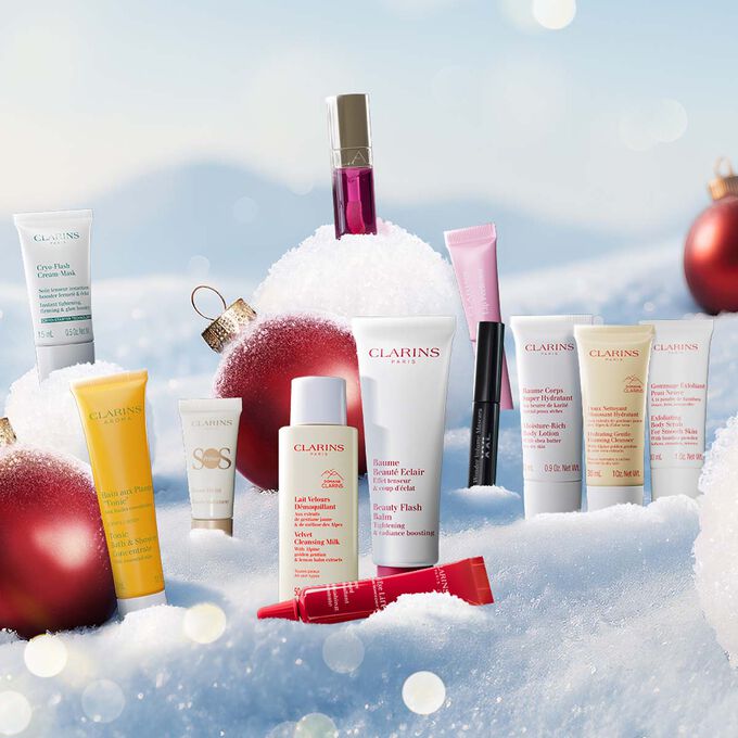 Packshot af 12 Days Makeup julekalender med 2 produkter i fuld størrelse, 7 prøvestørrelser og 3 minis fra Clarins' essentials sortiment Packshot af 12 Days Makeup julekalender med 2 produkter i fuld størrelse, 7 prøvestørrelser og 3 minis fra Clarins' essentials sortiment