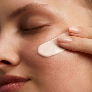 UV PLUS , Anti-pollution Beige - Feuchtigkeit spendender Mehrfachschutz als Ergänzung zur Tagespflege