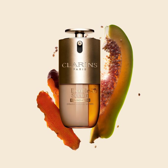 Packshot der Clarins Double Serum Foundation, die f&uuml;r jeden Hautton erh&auml;ltlich ist, mit den Hauptinhaltsstoffen Curcuma und Papain