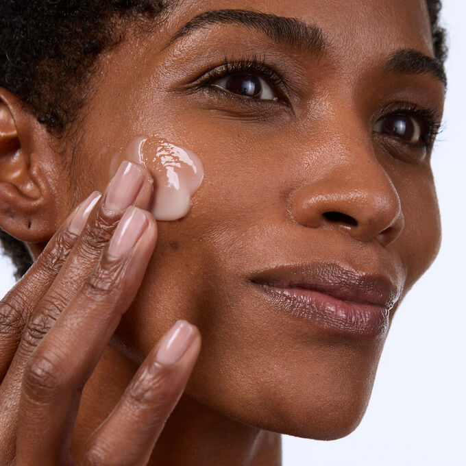Anti-Age-Routine mit Remodelling Serum Essence Tag und Nacht
