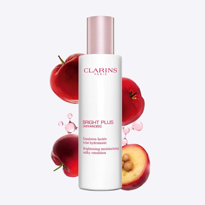 Packshot der Clarins Bright Plus Emulsion, mit Acerola- und Niacinamid-Molek&uuml;len, die die Schl&uuml;sselwirkstoffe f&uuml;r einen strahlenden Teint hervorheben.