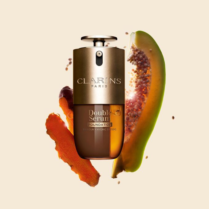 Packshot der Clarins Double Serum Foundation, die f&uuml;r jeden Hautton erh&auml;ltlich ist, mit den Hauptinhaltsstoffen Curcuma und Papain