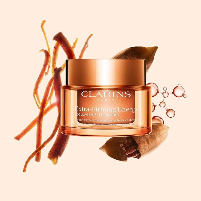 Tiegel Extra-Firming Energy Creme von Clarins neben Rotem Ginseng. Kollagenmolek&uuml;l, Mitracarpus auf beigem Hintergrund.