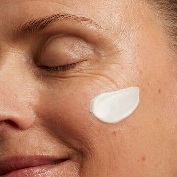 Nutri-Lumière SPF 15 - Revitalisierende Tagescreme für das Gesicht bei Pigmentflecken SPF 15