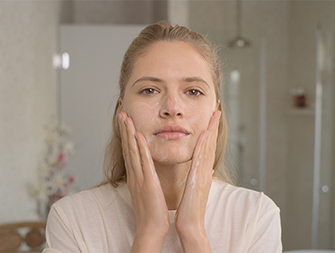 So entfernen Sie Makeup mit Wasser