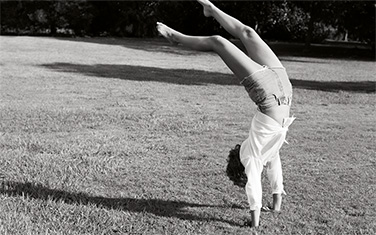 Frau im Handstand