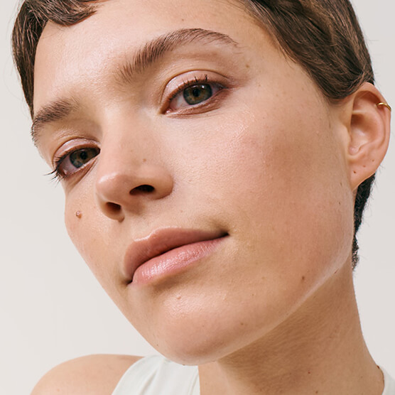 Model mit Double Serum Foundation