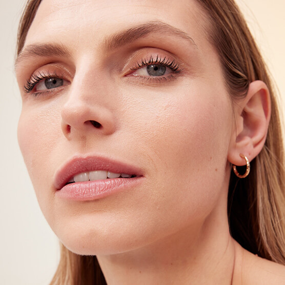 Model mit Double Serum Light Texture auf der Haut