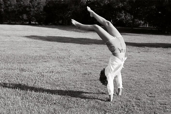 Frau im Handstand